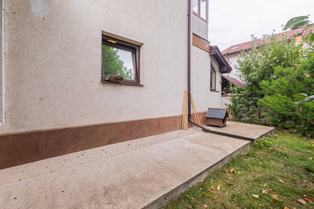 Apartament spațios, curte proprie, parcare inclusă, disponibil imediat