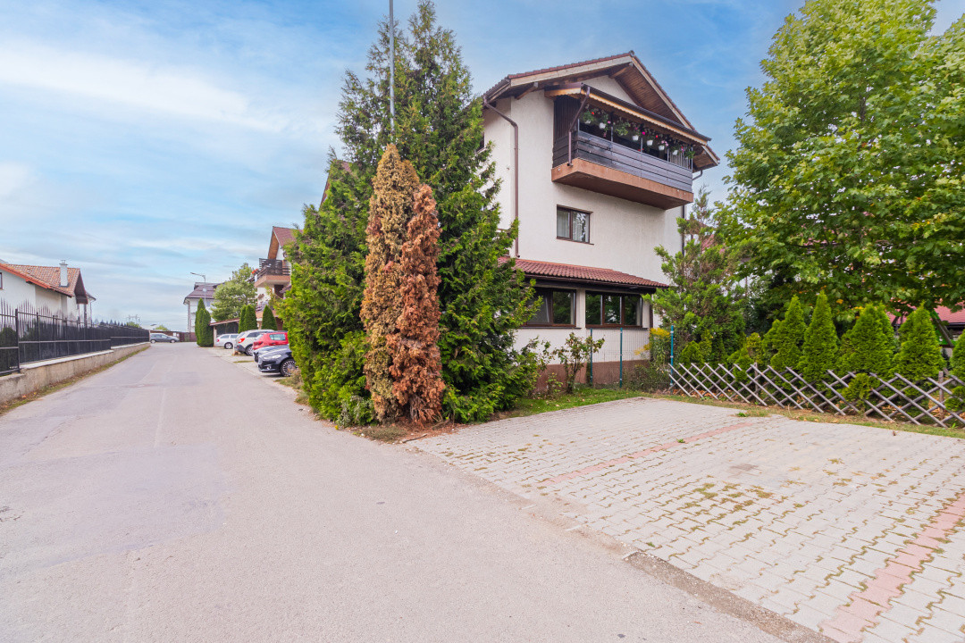 Apartament spațios, curte proprie, parcare inclusă, disponibil imediat