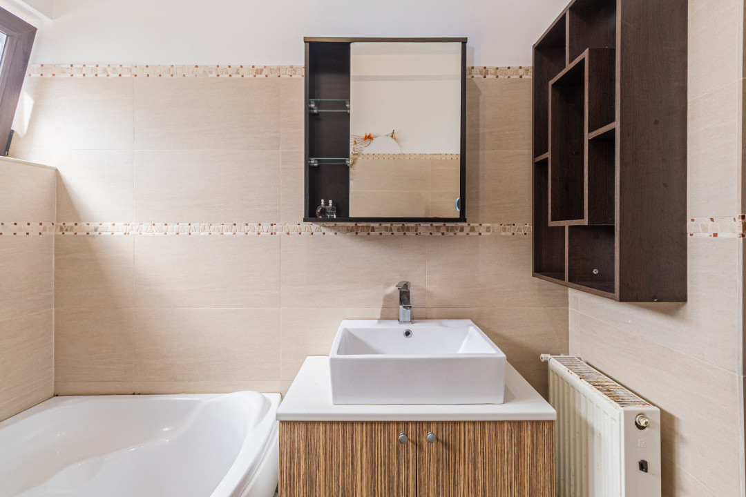 Apartament spațios, curte proprie, parcare inclusă, disponibil imediat