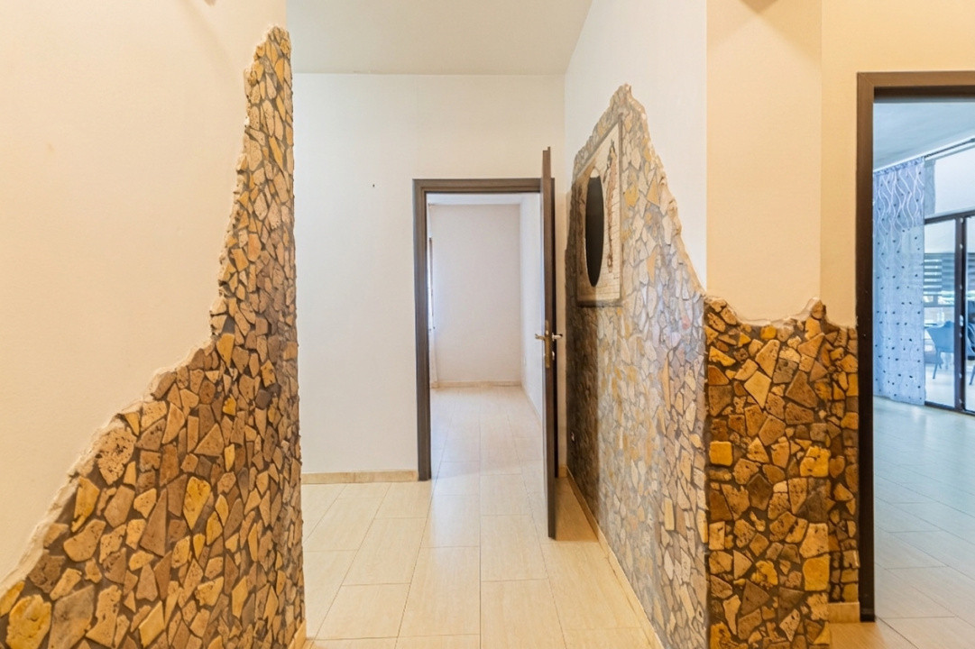 Apartament 4 camere si Curte Proprie | Parcare Inclusă