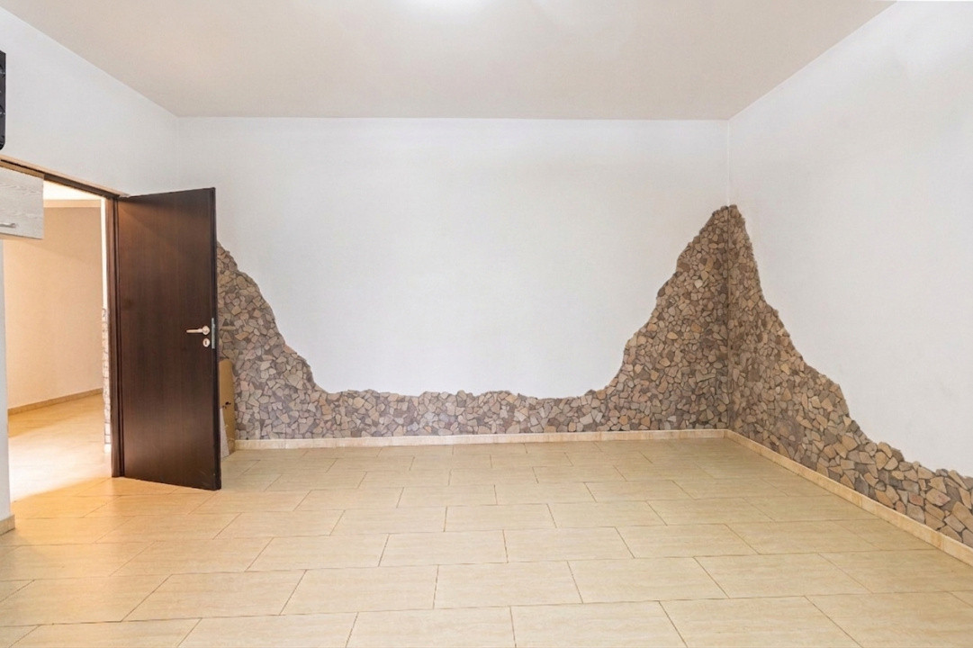 Apartament 4 camere si Curte Proprie | Parcare Inclusă