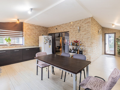 Apartament spațios, curte proprie, parcare inclusă, disponibil imediat