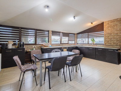 Apartament cu 3 camere, curte proprie și parcare inclusă