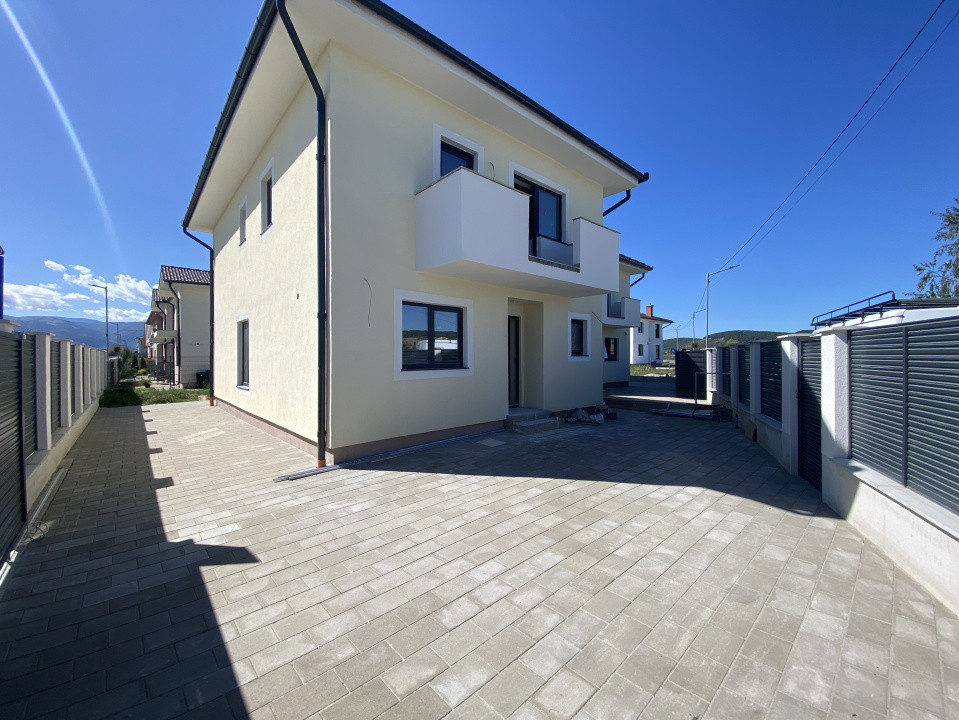 Casa individuala 4 camere 2 bai teren de 200mp liber Sibiu Cristian 