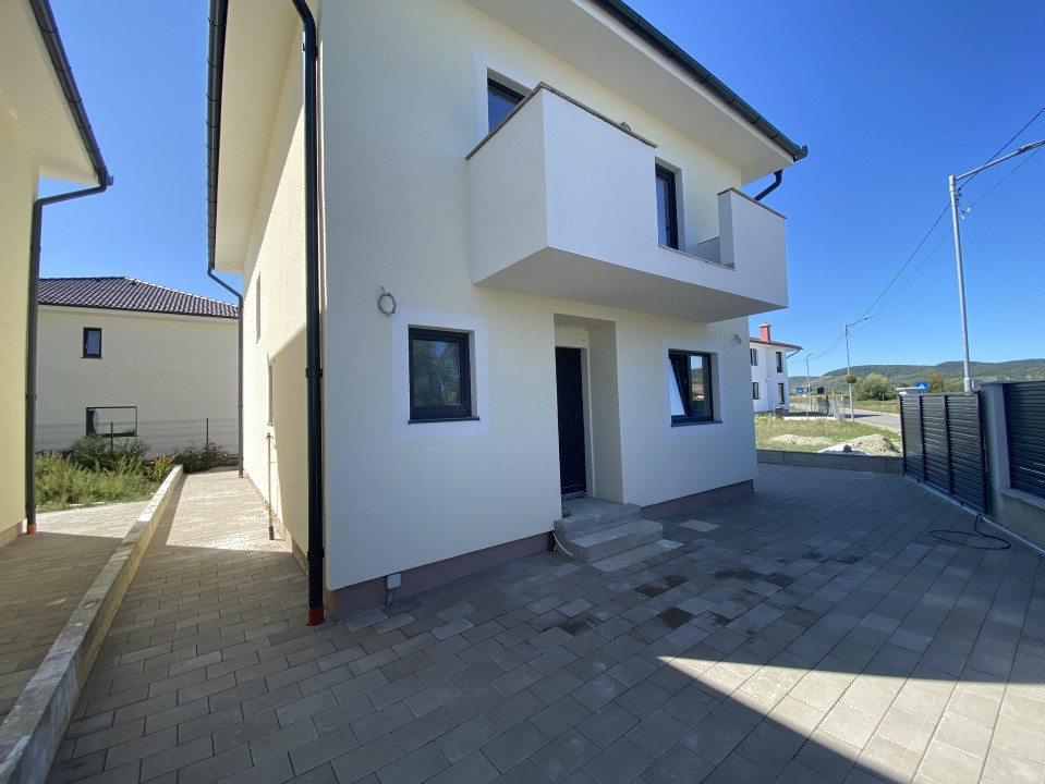 Casa individuala 4 camere 2 bai teren de 200mp liber Sibiu Cristian 