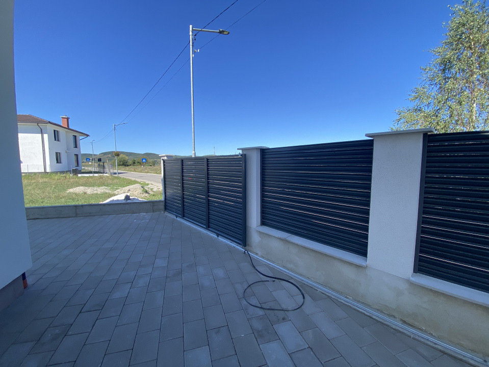 Casa individuala 4 camere 2 bai teren de 200mp liber Sibiu Cristian 