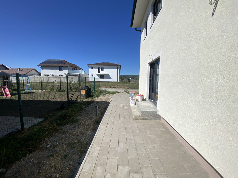 Casa individuala 4 camere 2 bai teren de 200mp liber Sibiu Cristian 