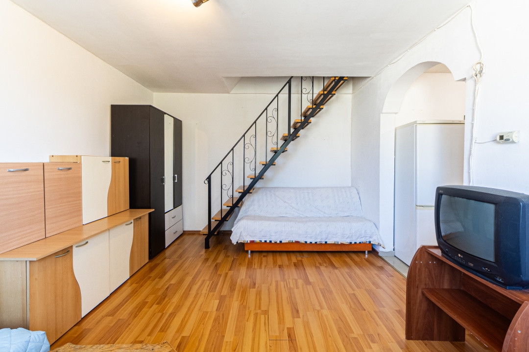 Apartament spațios, scară interioară, două băi, în zona Făget