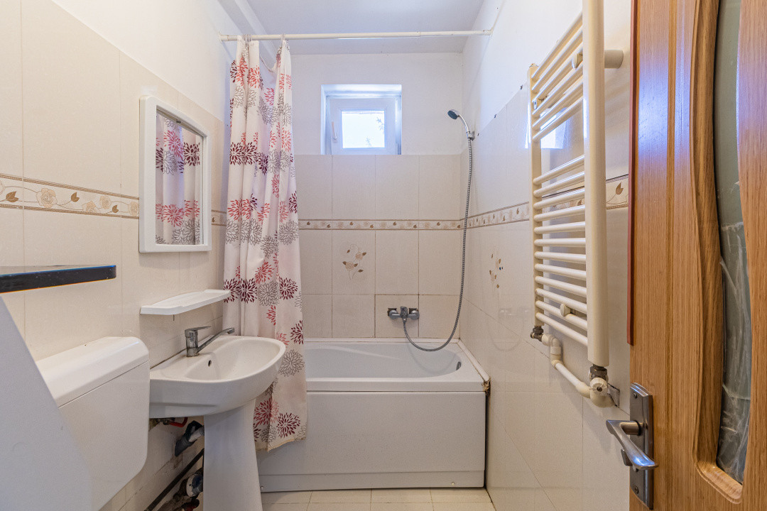 Apartament spațios, scară interioară, două băi, în zona Făget