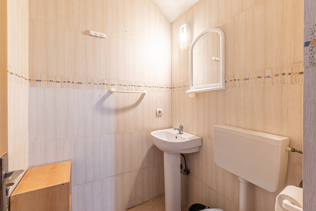 Apartament spațios, scară interioară, două băi, în zona Făget