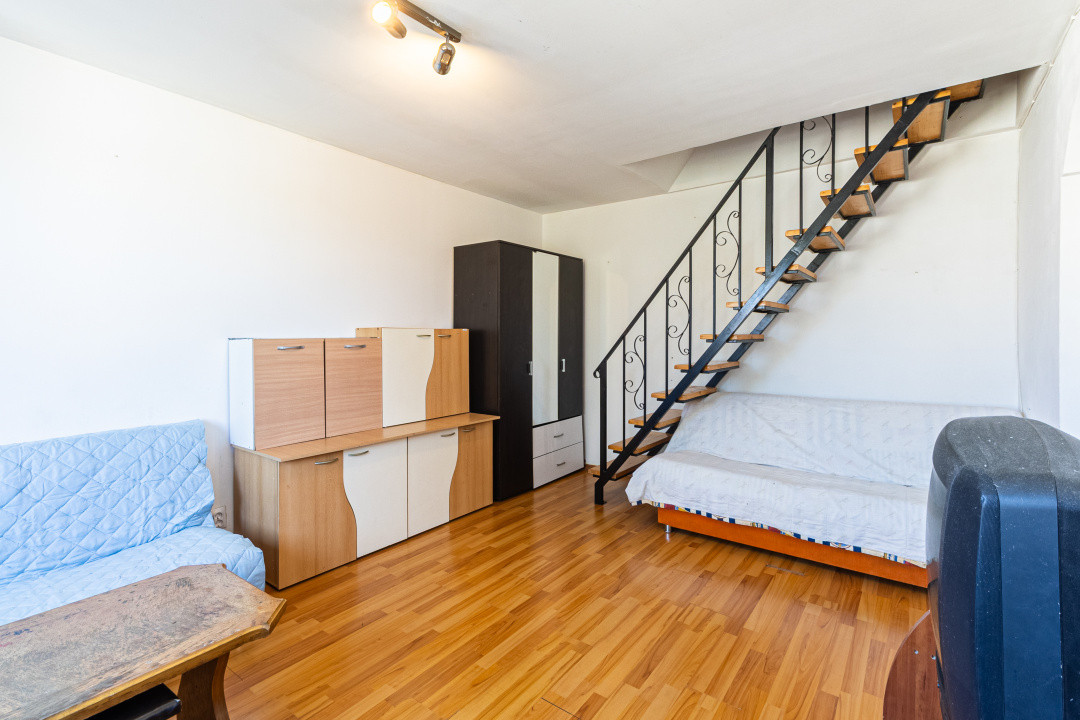 Apartament spațios, scară interioară, două băi, în zona Făget