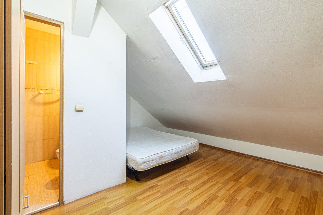 Apartament spațios, scară interioară, două băi, în zona Făget