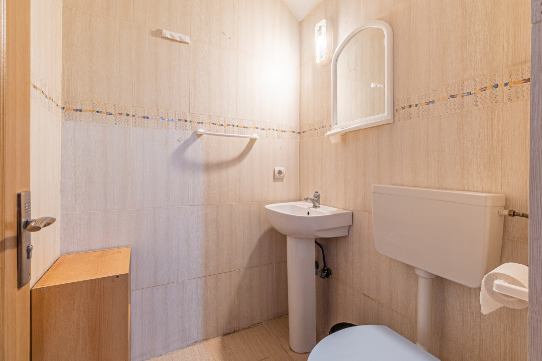 Apartament spațios, scară interioară, două băi, în zona Făget