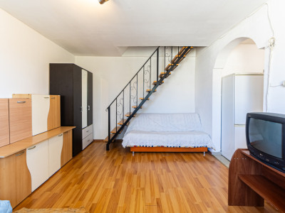 Apartament spațios, scară interioară, două băi, în zona Făget