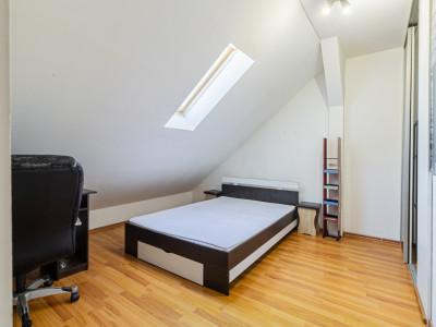 Apartament spațios, scară interioară, două băi, în zona Făget