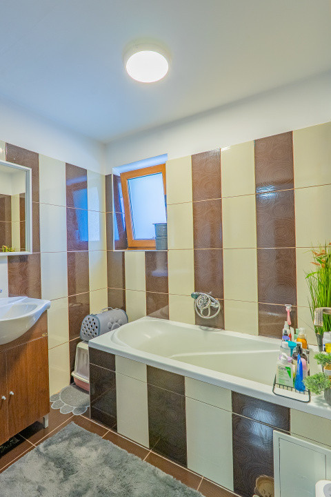 Apartament de vânzare cu 3 camere – zonă Valea Aurie, str. Săcel