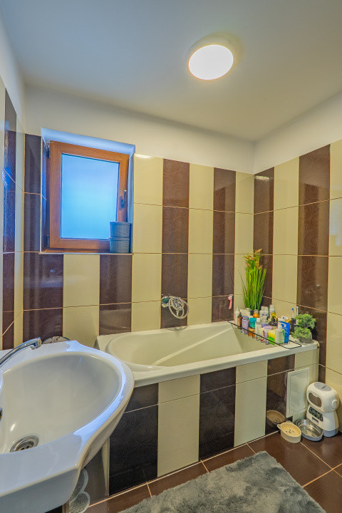 Apartament de vânzare cu 3 camere – zonă Valea Aurie, str. Săcel