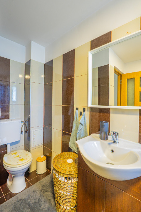 Apartament de vânzare cu 3 camere – zonă Valea Aurie, str. Săcel