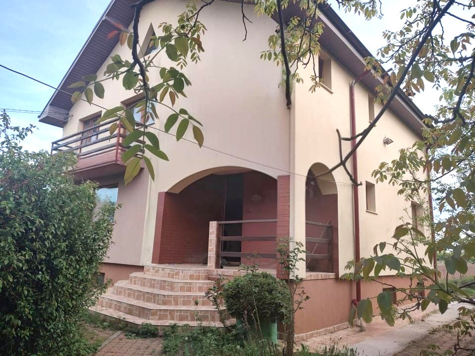 Casă spațioasă în Drăgotești – oază de verdeață