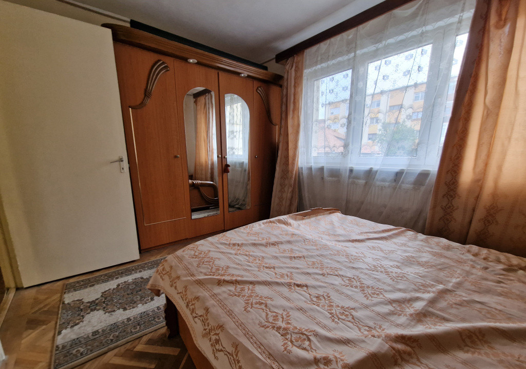 DE VÂNZARE, Apartament 3 camere in centru 