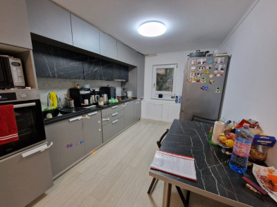 DE VÂNZARE, Apartament 3 camere in rovine 