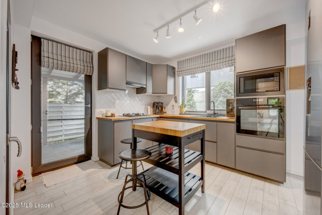 Casă modernă 4 camere,141m,living generos, curte verde, Tunari