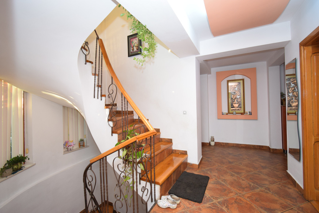 Casa stil arhitectural  deosebit, strada Paltinis, deschidere dubla