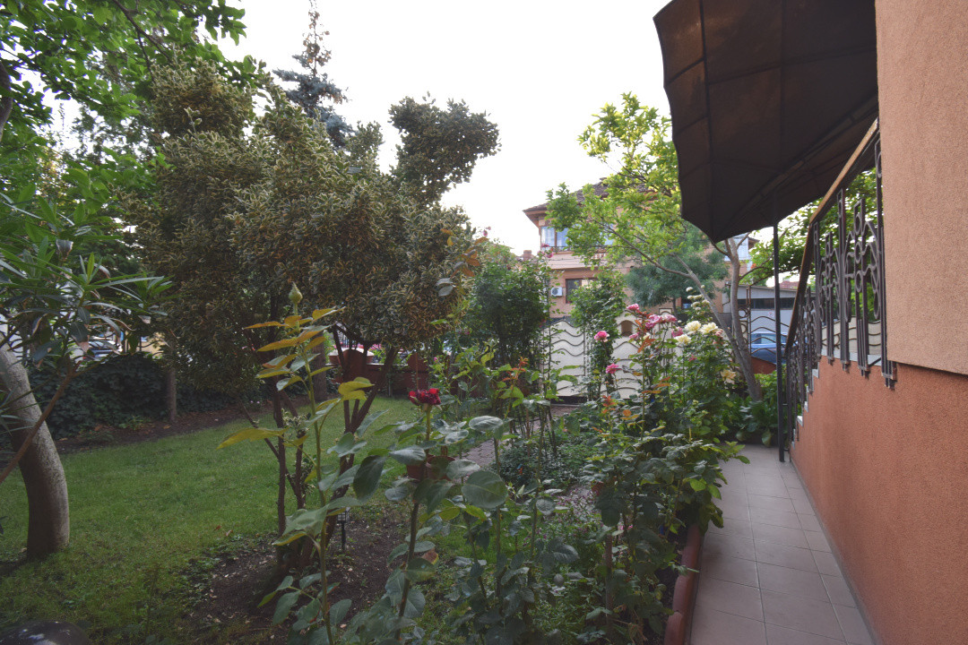 Casa stil arhitectural  deosebit, strada Paltinis, deschidere dubla