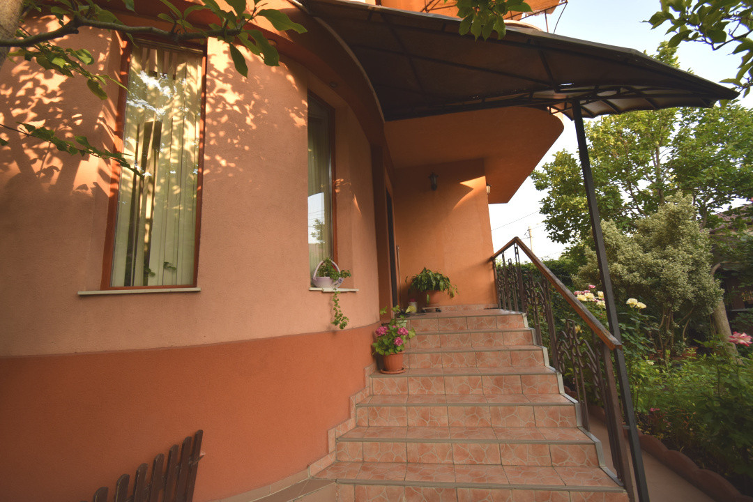 Casa stil arhitectural  deosebit, strada Paltinis, deschidere dubla