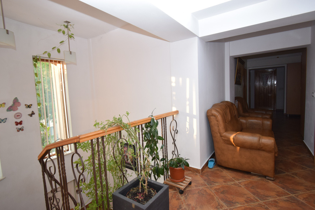 Casa stil arhitectural  deosebit, strada Paltinis, deschidere dubla