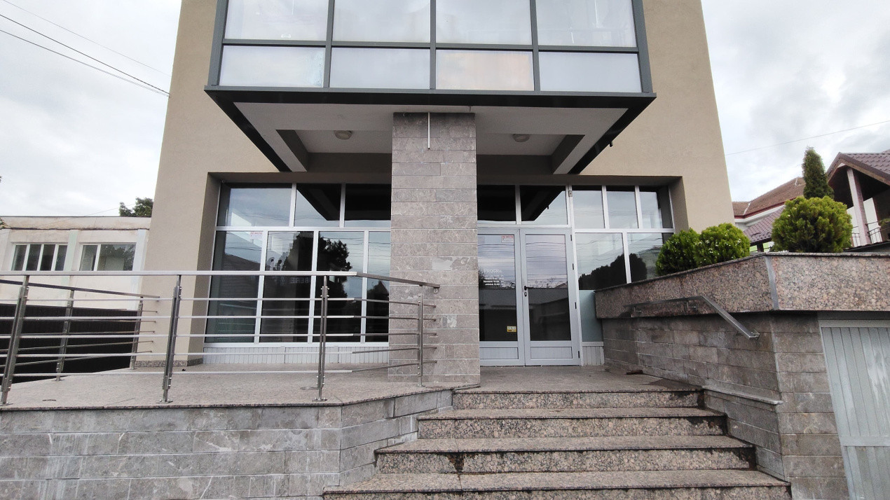 Spatiu comercial de inchiriat  zona- Cedonia