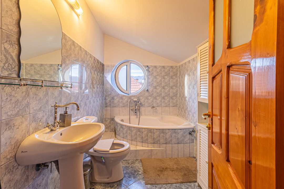Casa individuala cu 5 camere, de vanzare, in Brasov, zona Bartolomeu!