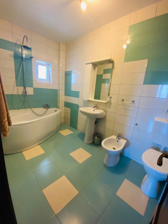 Apartament modern de închiriat 3 camere -  Zona Parcul Sub Arini 