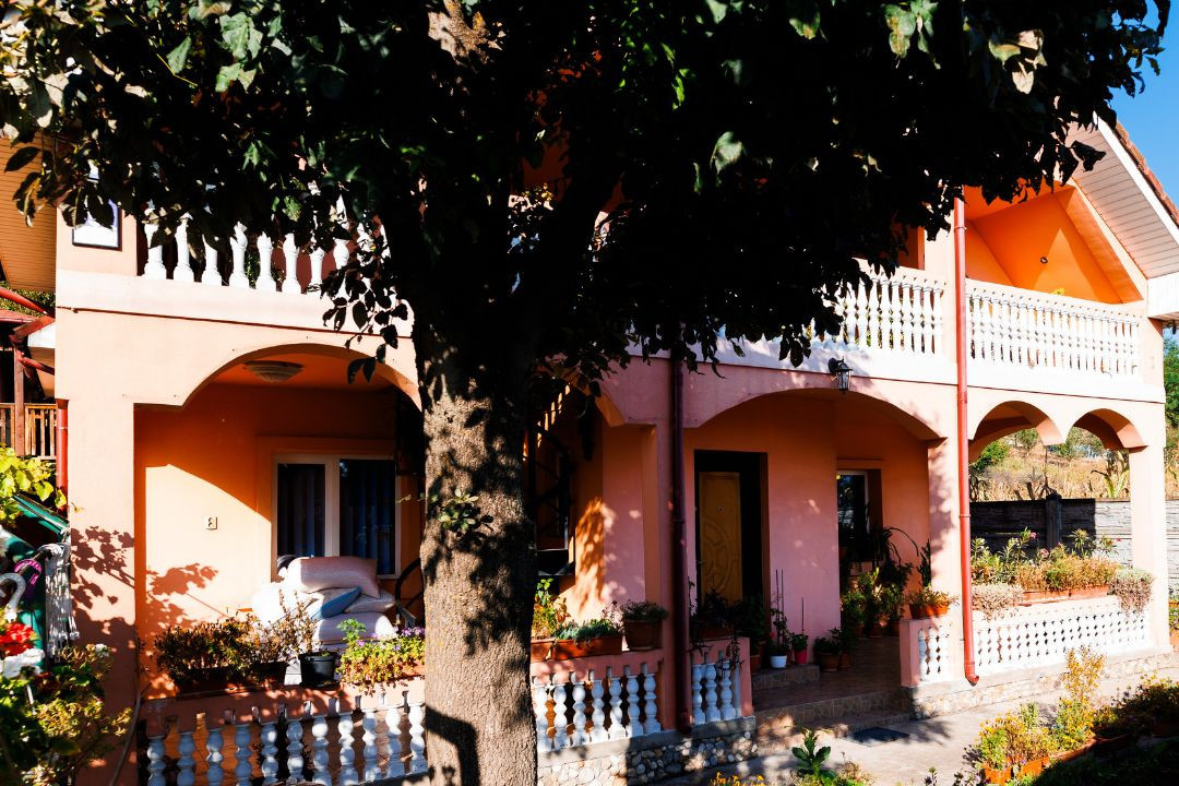 Casă deosebită Tatomirești - 6 dormitoare - teren 2680 m2