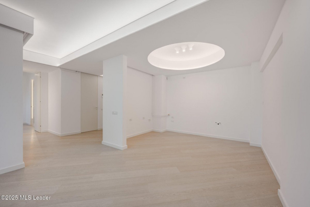 Apusul de la ultimul etaj din Cortina North | 3 camere | 76.7 mp