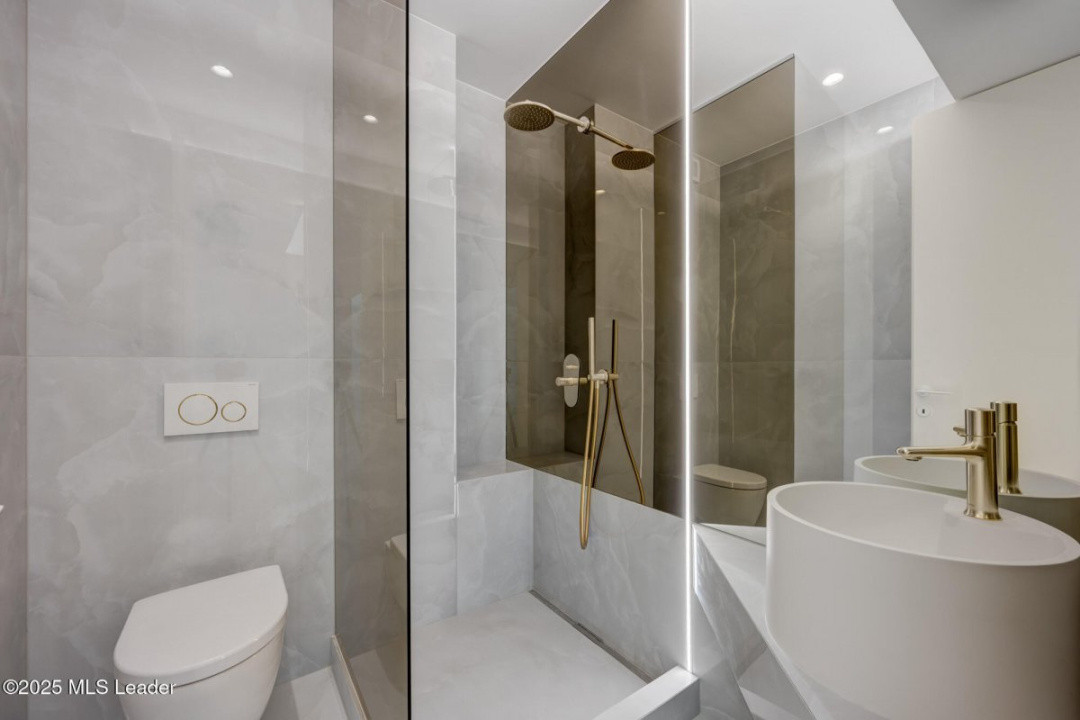 Apusul de la ultimul etaj din Cortina North | 3 camere | 76.7 mp