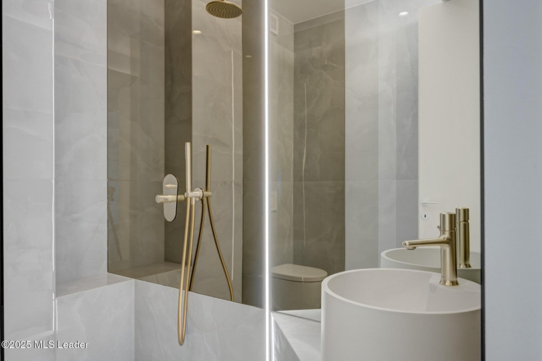 Apusul de la ultimul etaj din Cortina North | 3 camere | 76.7 mp