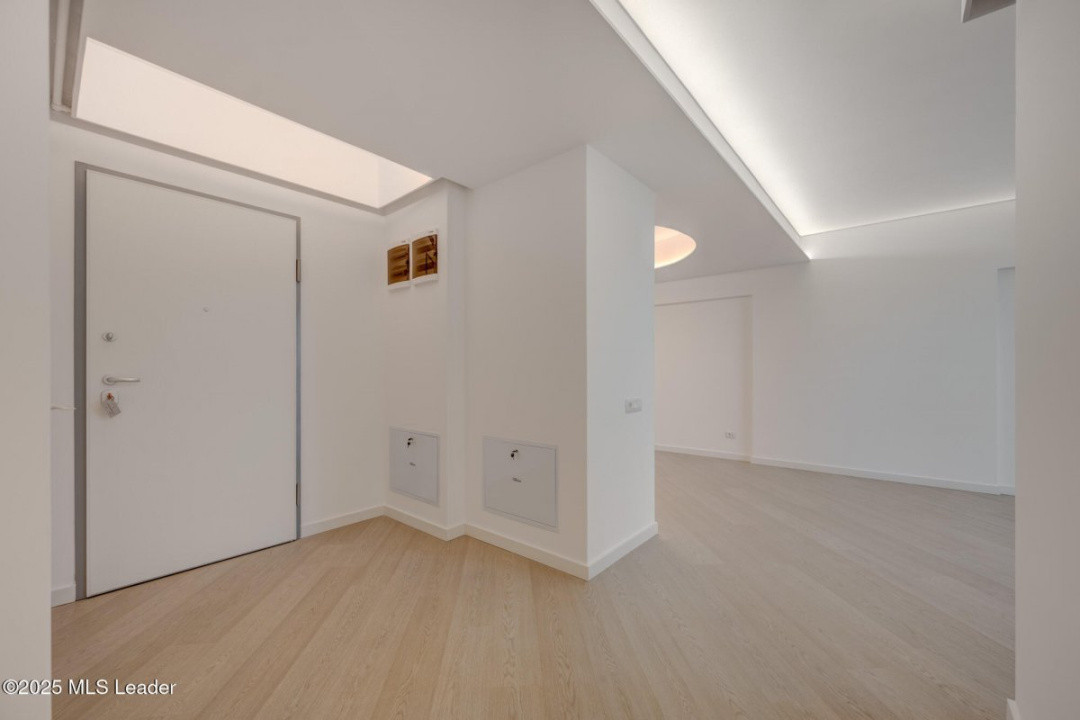 Apusul de la ultimul etaj din Cortina North | 3 camere | 76.7 mp