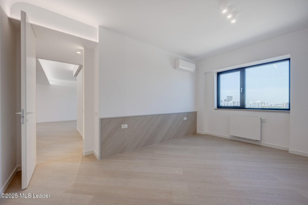 Apusul de la ultimul etaj din Cortina North | 3 camere | 76.7 mp