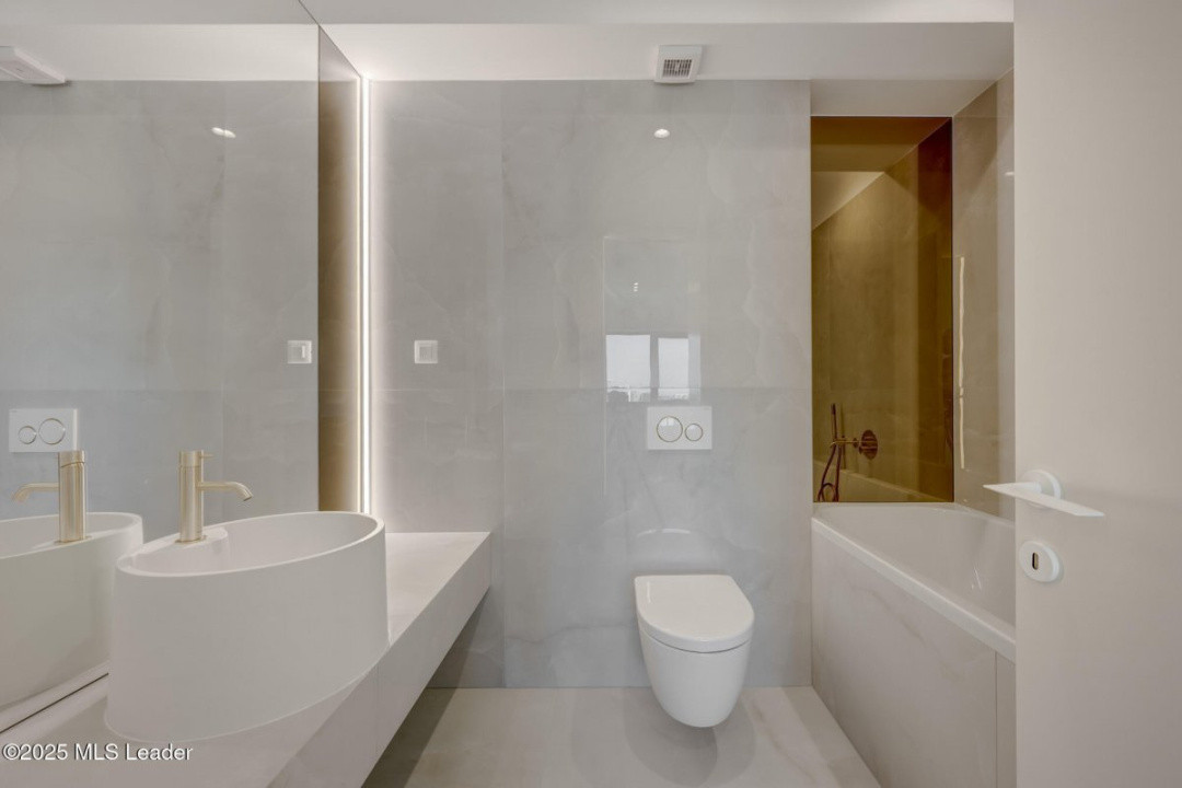 Apusul de la ultimul etaj din Cortina North | 3 camere | 76.7 mp