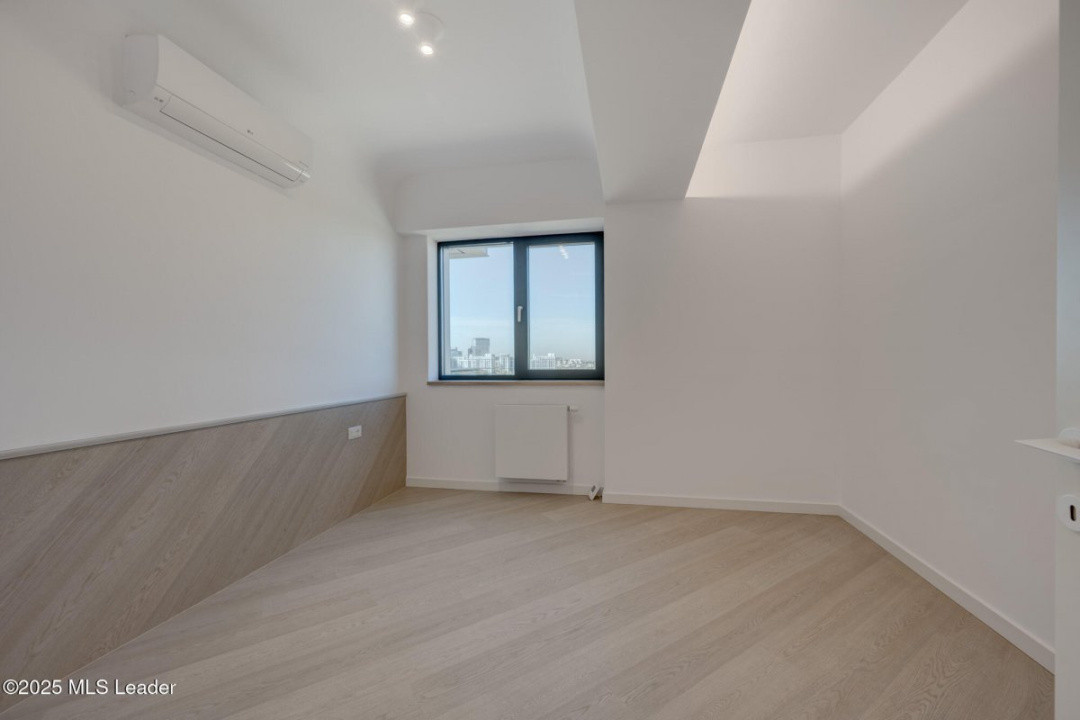 Apusul de la ultimul etaj din Cortina North | 3 camere | 76.7 mp