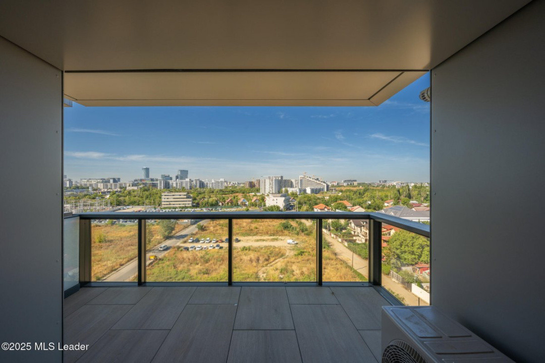 Apusul de la ultimul etaj din Cortina North | 3 camere | 76.7 mp