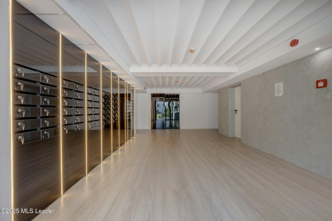 Apusul de la ultimul etaj din Cortina North | 3 camere | 76.7 mp