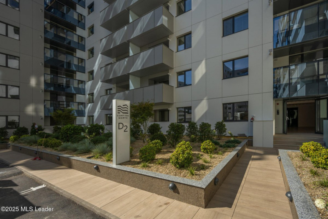 Apusul de la ultimul etaj din Cortina North | 3 camere | 76.7 mp