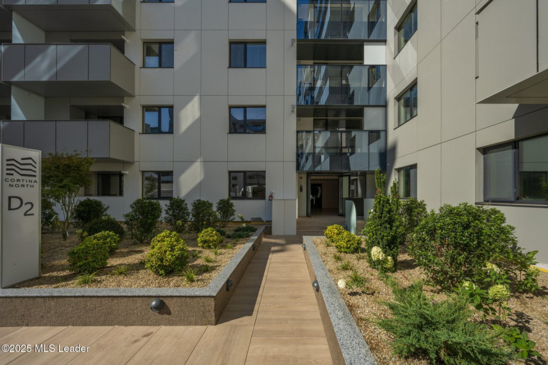 Apusul de la ultimul etaj din Cortina North | 3 camere | 76.7 mp