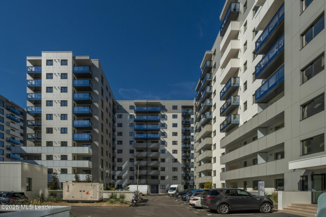 Apusul de la ultimul etaj din Cortina North | 3 camere | 76.7 mp