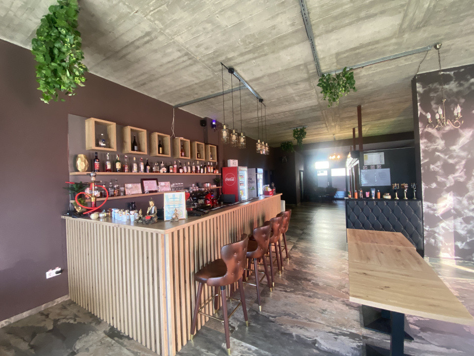 Spatiu comercial stradal 128mp terasa 120mp 8loc parcare Doamna Stanca