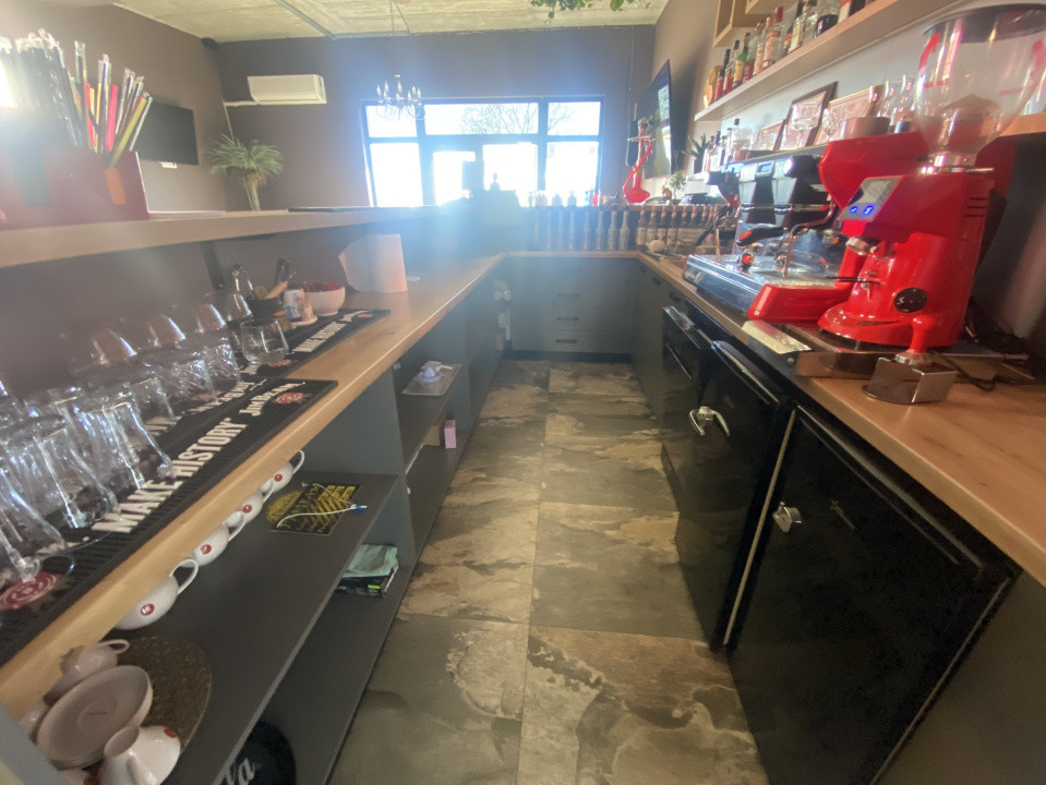 Spatiu comercial stradal 128mp terasa 120mp 8loc parcare Doamna Stanca