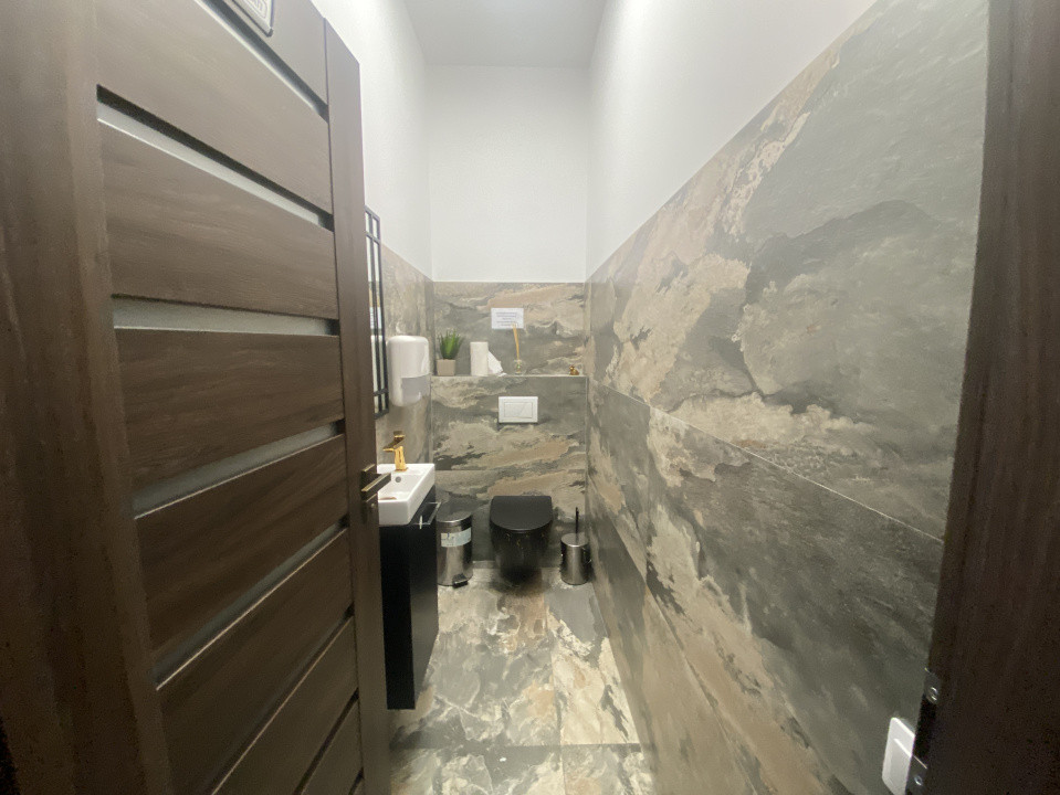 Spatiu comercial stradal 128mp terasa 120mp 8loc parcare Doamna Stanca