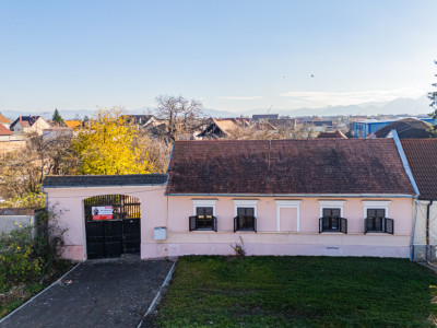 Proprietate versatilă cu 2 case și garsonieră în Hărman, locuință sau investiție